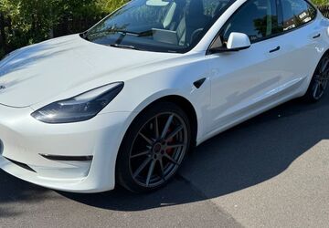 Tesla Model 3 48.679 km 32.500 &euro; Bad Kissingen 97688